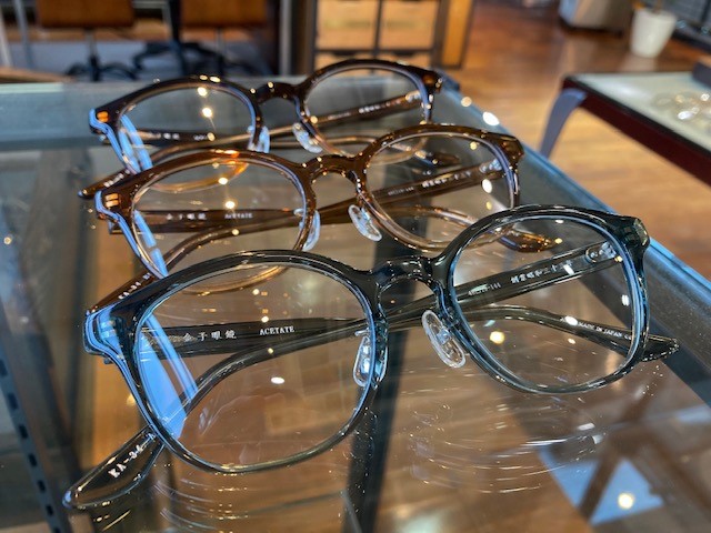 金子眼鏡アセテートシリーズから、ベーシックなウェリントン型の新作